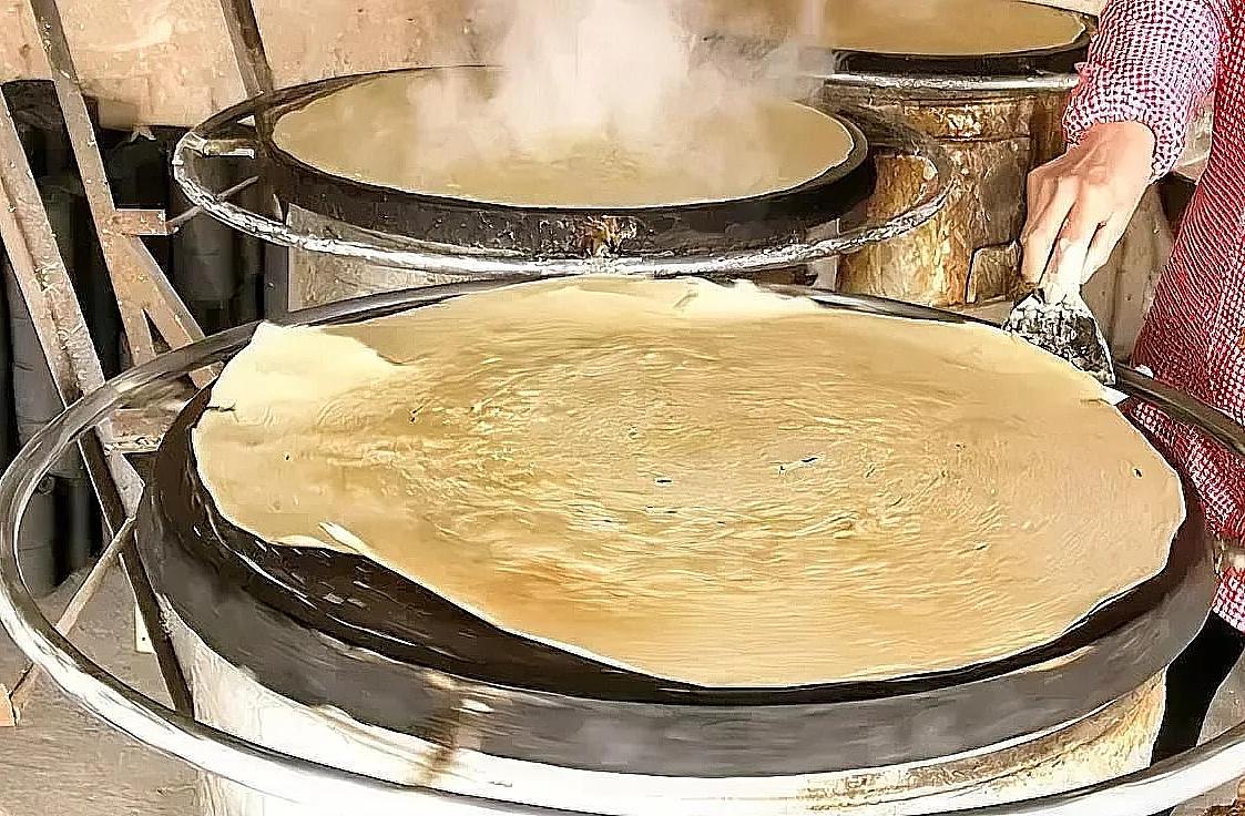 今天路过小区门口的煎饼摊，直接看愣了！
 
以前就老板一个人，忙得脚不沾地，摊饼