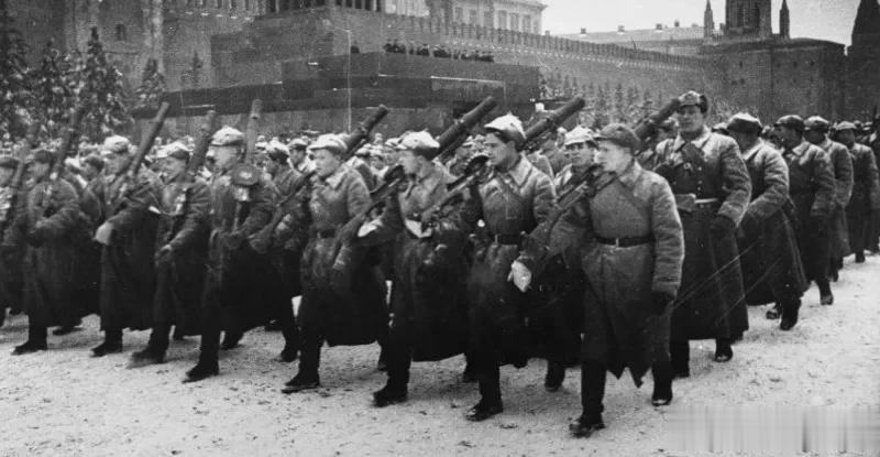 不知道是否有人好奇过在82年前今天的红场阅兵式上那些苏军士兵扛的武器是什么（图一