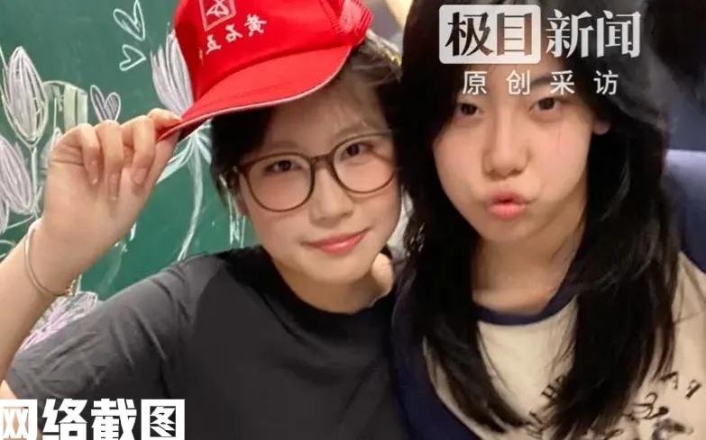 湖北幼专学校在新生报到当天。

在老师的点名声音中竟然出现同名同姓两女生。

刚