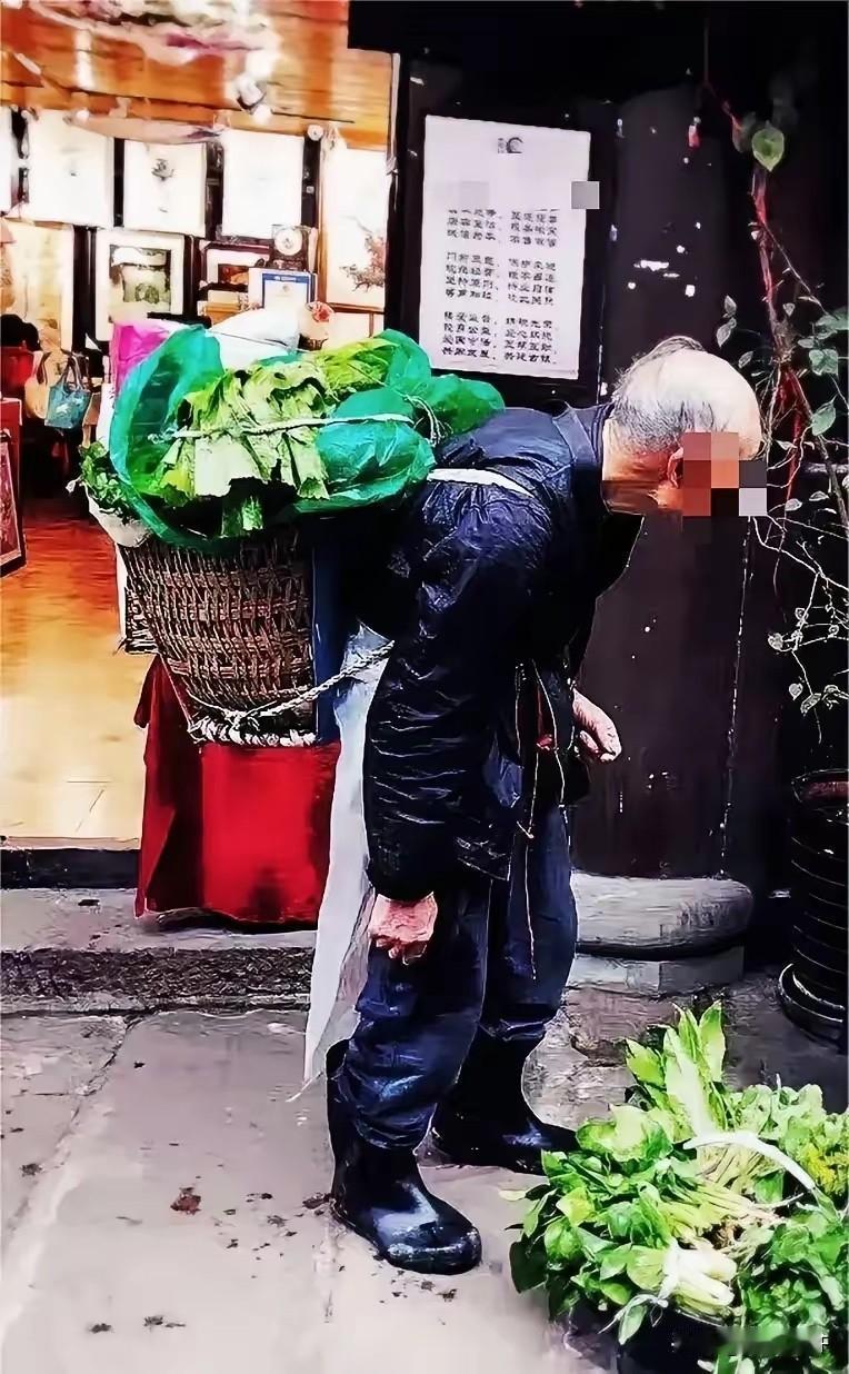 泪目！河南郑州，一68岁卖菜大爷在餐馆躲雨，老板送了一碗牛肉，二两白酒。喝完后，