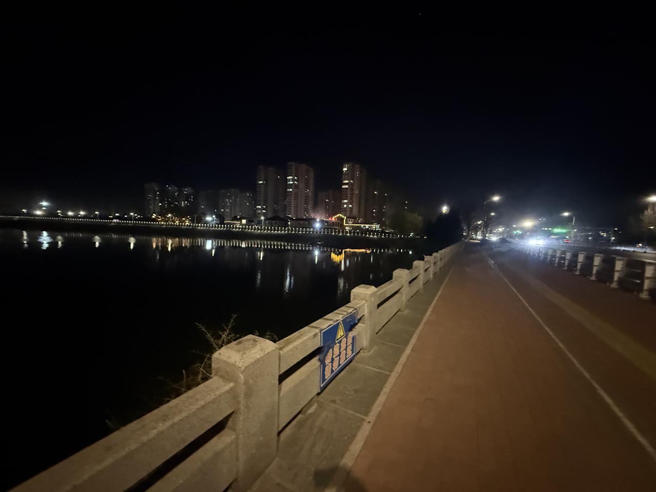 以前感觉凤凰湖这里每天24小时都有人在这里垂钓，但是最近某一天去了，竟然没人在这