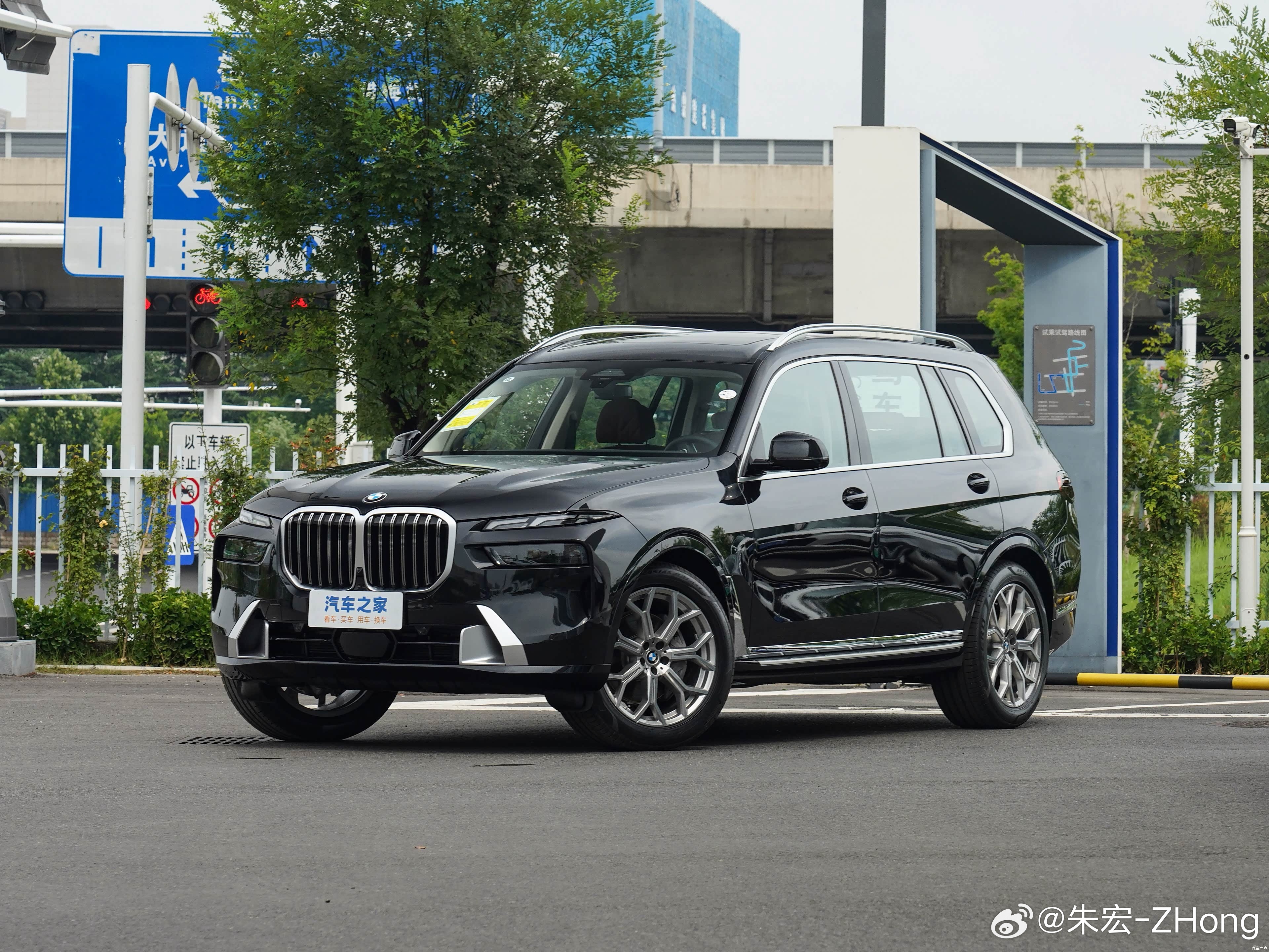 懂车帝 宝马X7宝马X7 现在特价车… 622120元 宝石青 摩卡内饰的 我觉