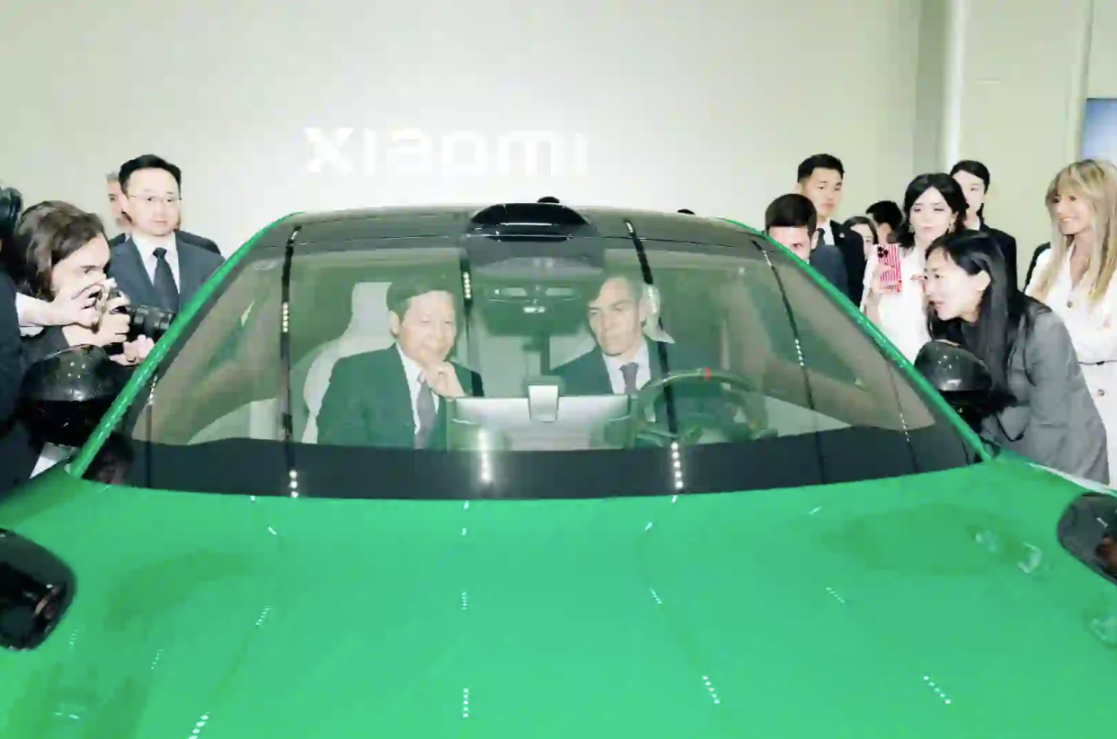 外交名片再添彩。西班牙首相桑切斯到访小米科技园，雷军陪同体验新SU7、YU7及A
