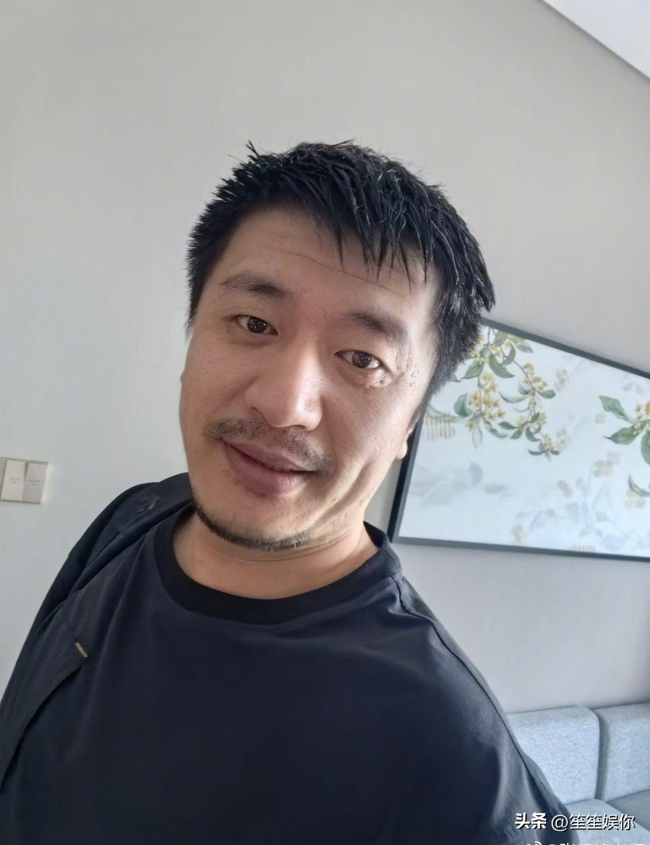 看名人面相，一定要看素颜无滤镜。张雪峰直播里的形象过度美化，磨皮柔光把病气全遮住