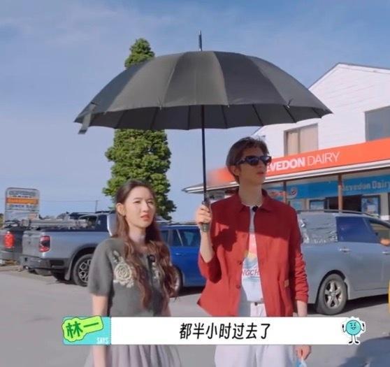 高个子人打伞的坏处哈哈哈哈哈哈林一你看看旁边王玉雯吧，孩子都要补钙长高了地球超新