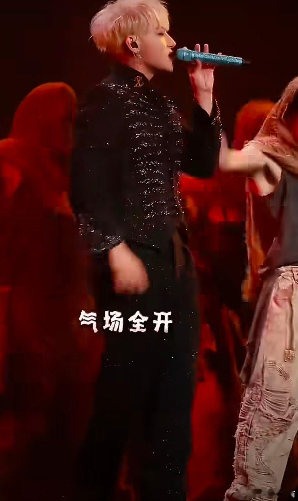 黄子韬梦回金发撕漫男成都演唱会这波造型直接杀疯了！冷调浅白金发搭配真空西装，利落