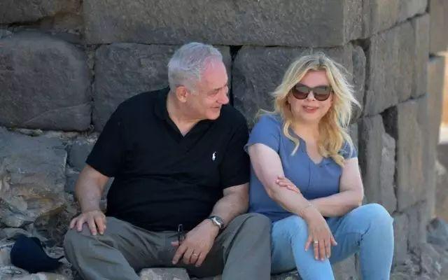 内塔尼亚胡经常和妻子亲密交谈，看得出来他们共同话题蛮多的。图三他们搂抱在一起，难