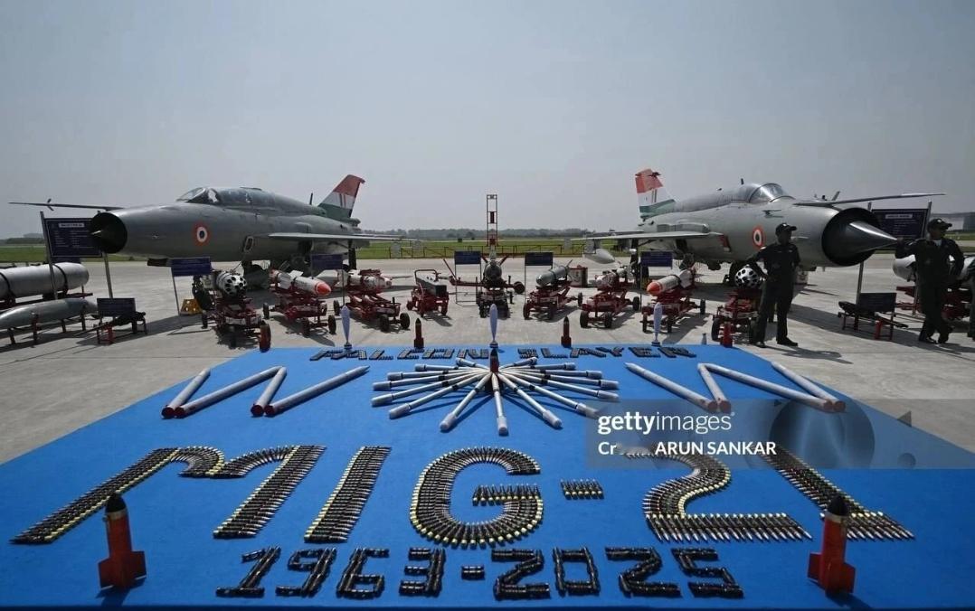 印度“飞行棺材”，全部退役。印度空军在今天正式退役了全部“米格-21”战斗机，结