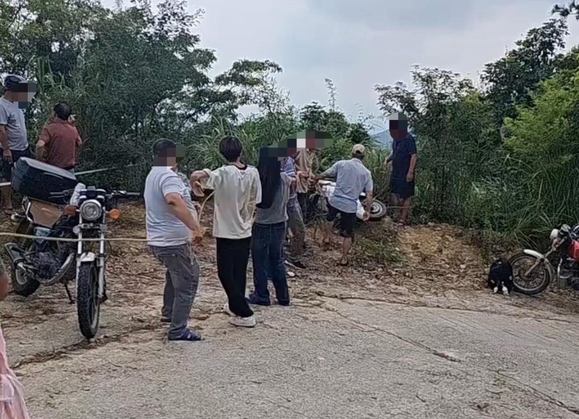 【玉林寒山岭女子骑电动车上山冲路沟】

近日，玉林市寒山岭有女子骑电动车上山结果