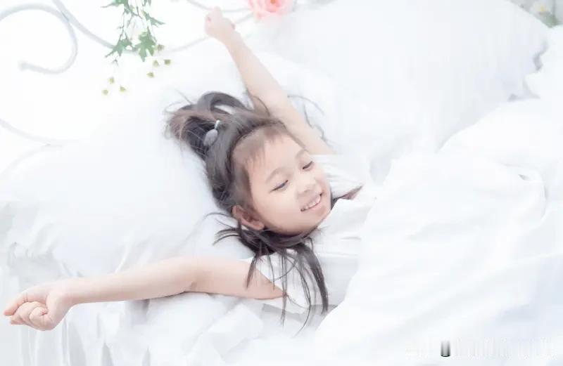 今早，女儿又开始调皮捣蛋，赖在床上死活不肯起来，任凭我怎么哄都无济于事。每天清晨