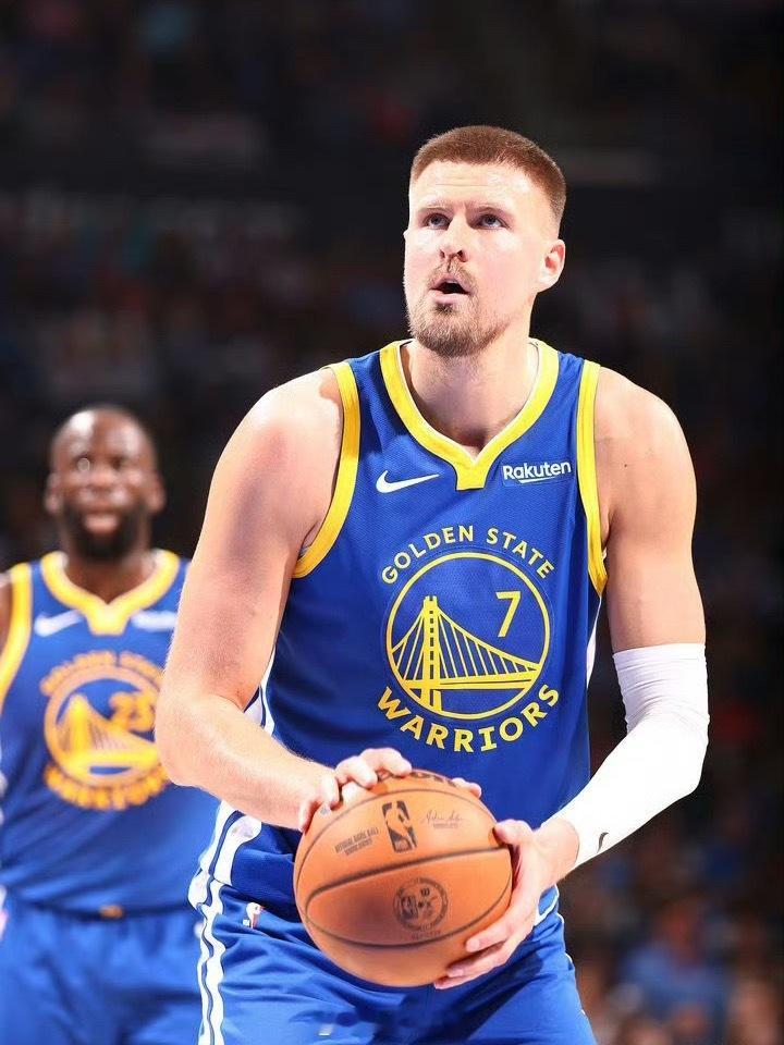 波神首胜来了！代表勇士出战的第5场比赛，替补13投8中，高效砍下30分3盖帽，1