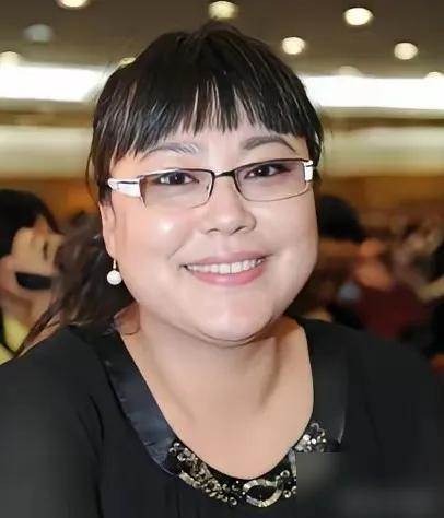 当年李菁菁嫌《金婚》50集8万太少拒演，被亲妈一句“郑晓龙的戏，机不可失”点醒。