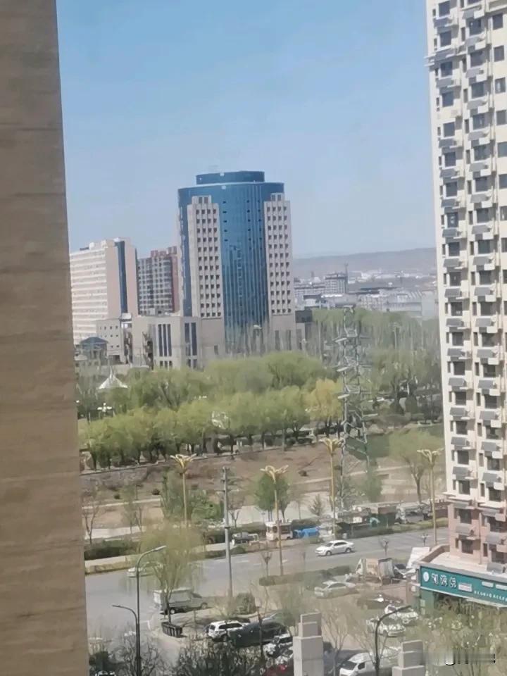 不要幻想别人能给你幸运，在这密密麻麻熙熙攘攘的世界里，绝大部分人都是向内收，而不