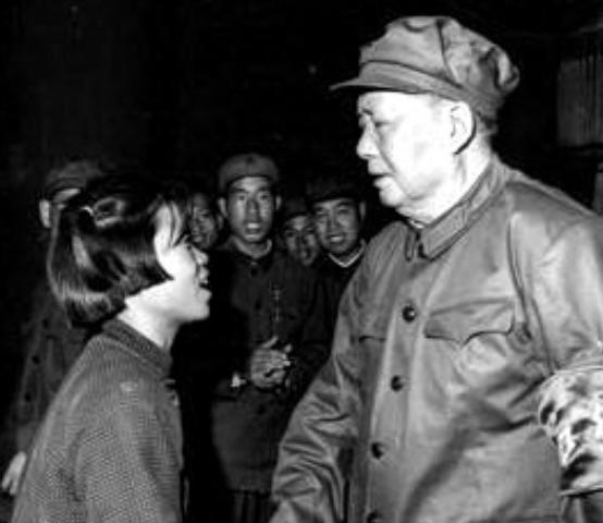 1966年，13岁的焦守云经周恩来批准登上天安门城楼，王光美将她带到毛主席面前，