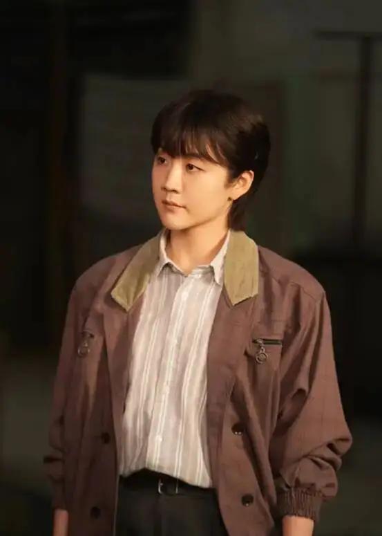 陈梦这跨界，太成功了
先看这造型，太有年代感代入感
陈梦在《小城大事》剧中，她饰