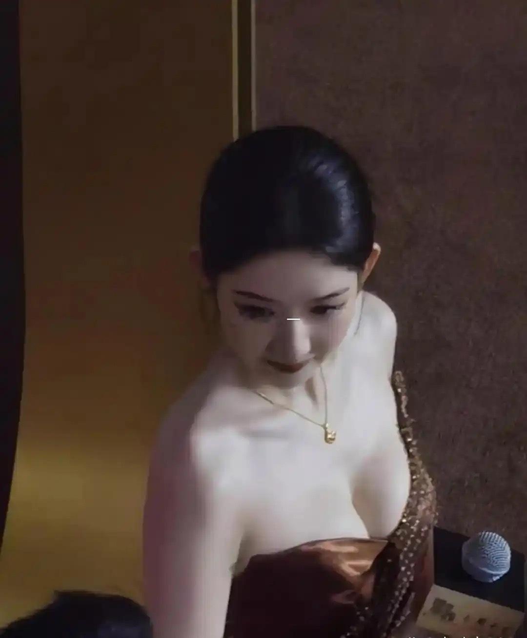 所以说女明星有捂胸的必要 