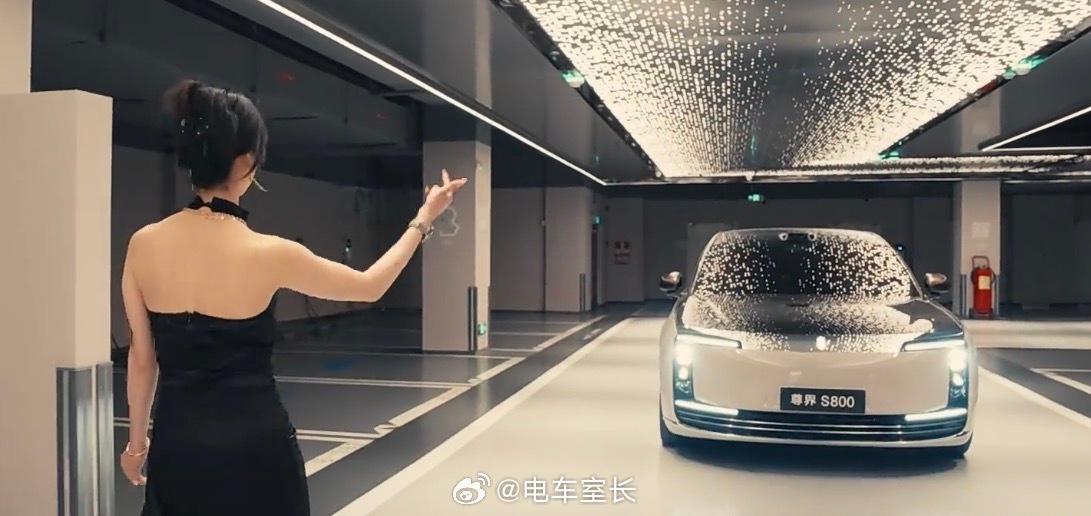 收到尊界S800的OTA推送了，可惜人在万里之外，等回国试一下，和图2的小助理 