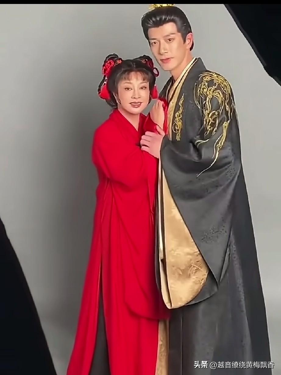 76岁的刘晓庆再度挑战饰演14岁少女，时隔三十年，她在短剧《武则天》中再次扮演武