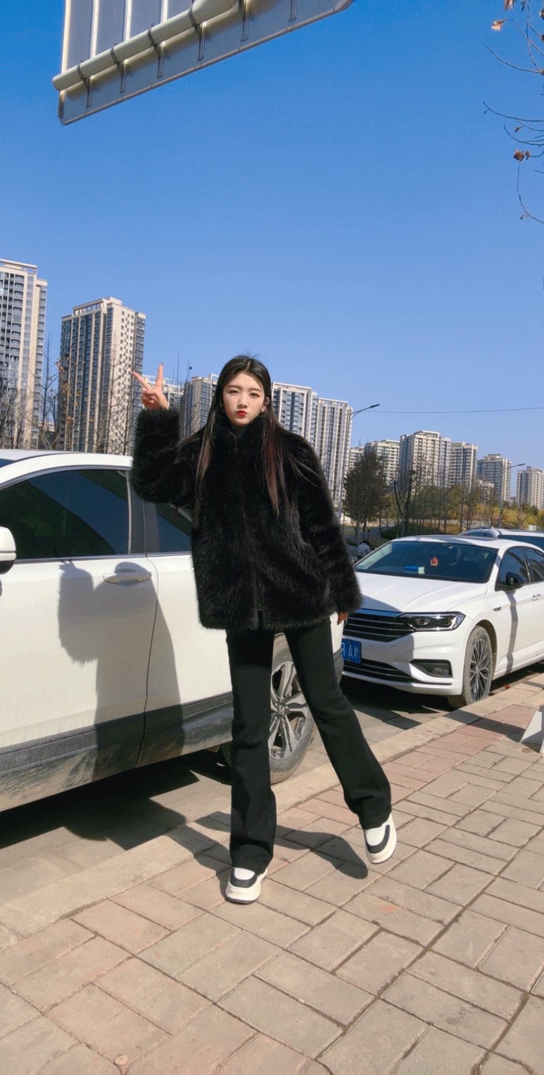 宅在家很容易抑郁，多出去走走 可以跳跳楼 跳跳海，撞撞汽车，人生有很多种选择！