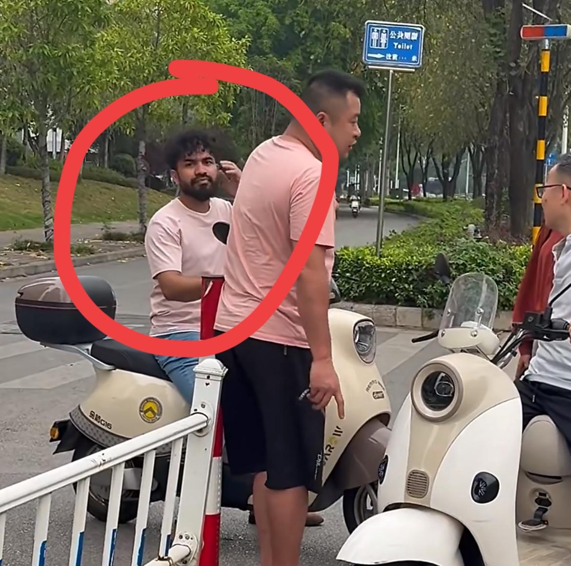 一印巴男子柳州街头辱骂粉衣大哥，大哥暴起直接扇耳光，这名外籍男子真的嘴欠。4 月