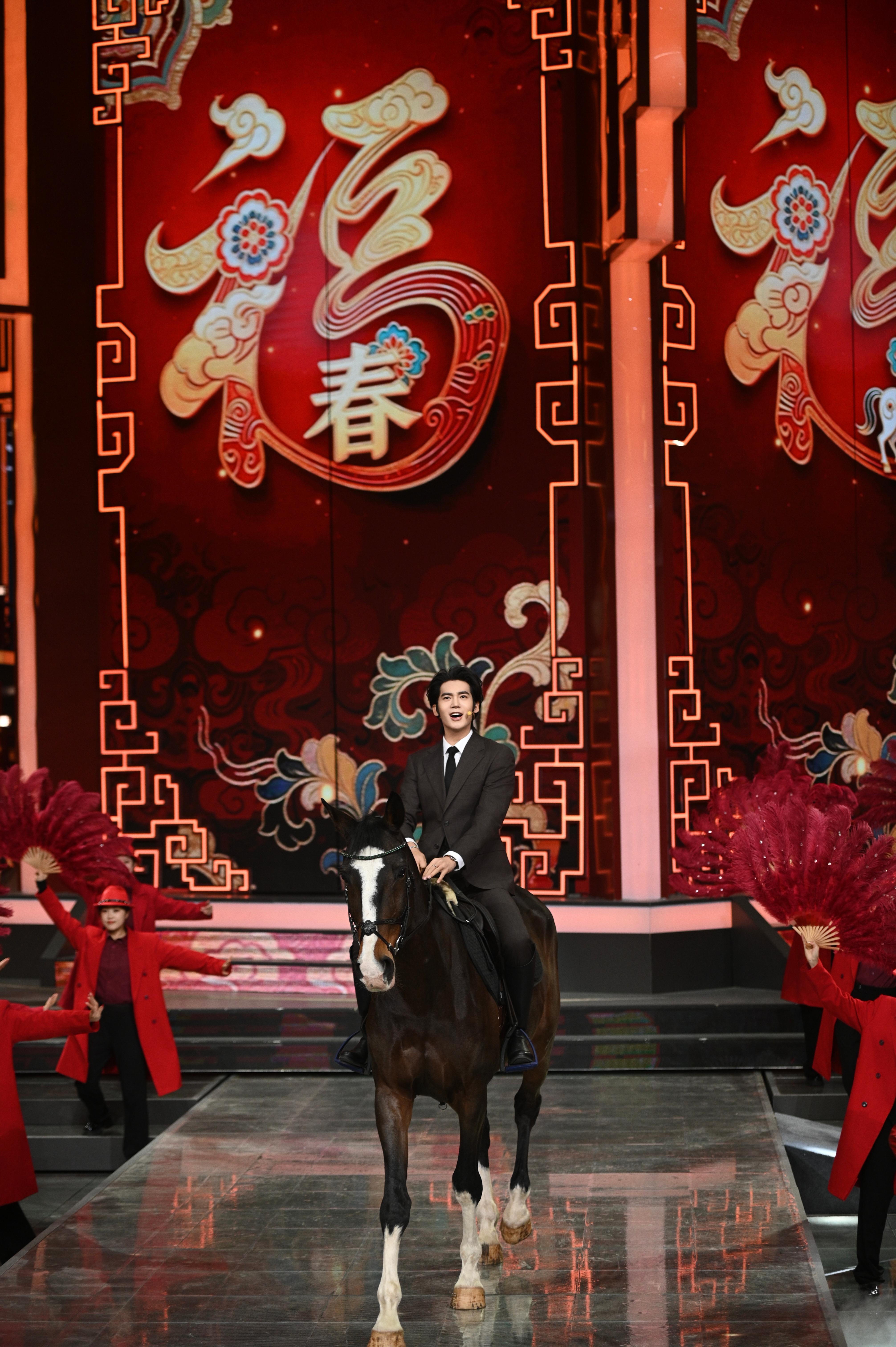 演员、歌手于适今日亮相辽宁卫视春晚舞台图集，分别带来西装和新中式套装两套Look