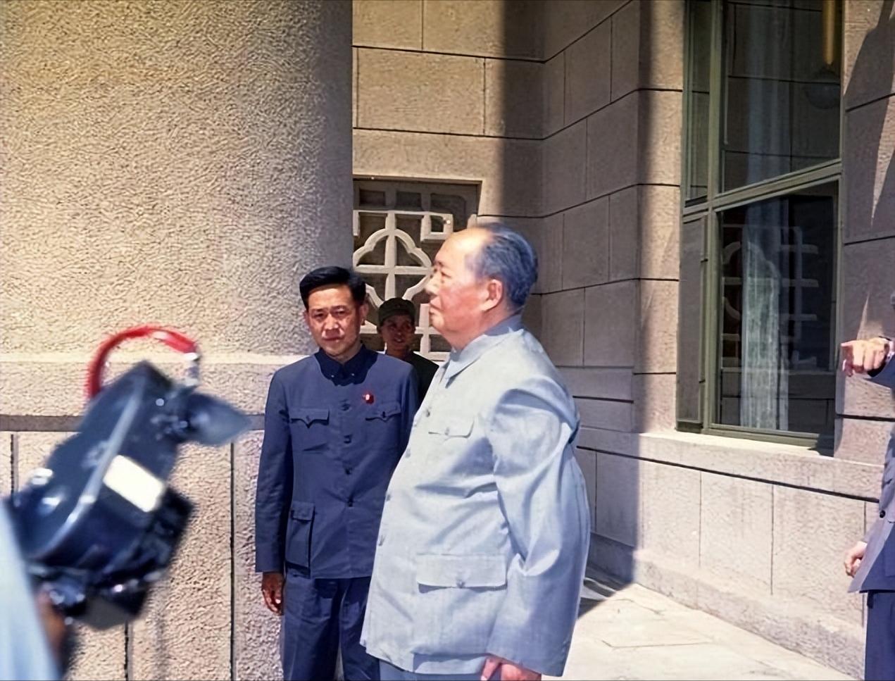 1975年国庆，毛主席似有所感的说：“这也许是我过的最后一个国庆节了。”1976
