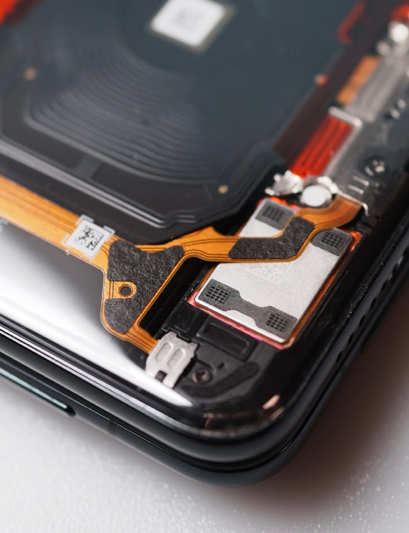 给你们看一个华为PuraX 美学爆改之作纯黑机身+透明后盖 ，红橙色排线点睛之笔