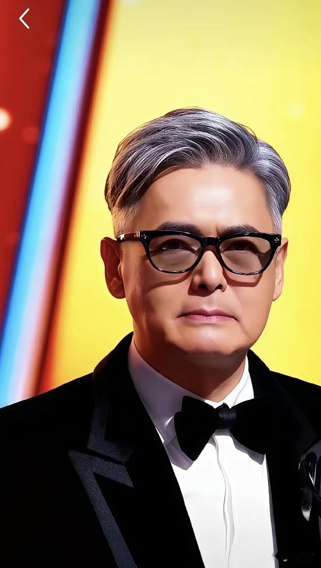 谁说明星老了就撑不起场子？
70岁的周润发
最近一站上颁奖礼舞台，直接把全场气场