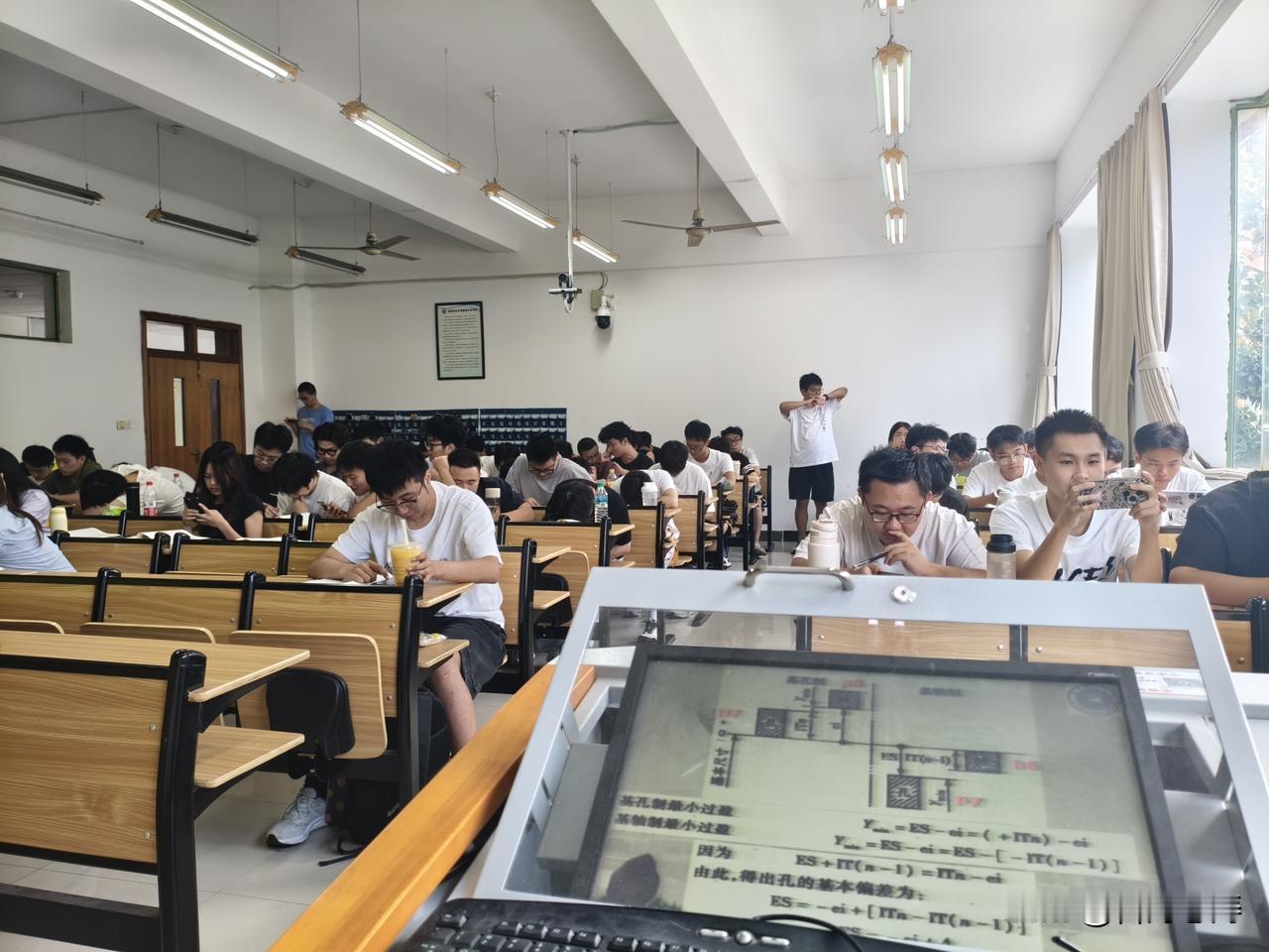 刘欢能完成贸大副教授的工作量吗？
刘欢自1991年7月进入对外经济贸易大学，担任