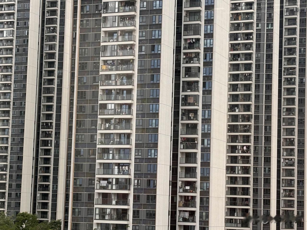 二手房确实越来越不好卖了。

从哪些地方能够看出？一是价格不断下探，例如从1.6