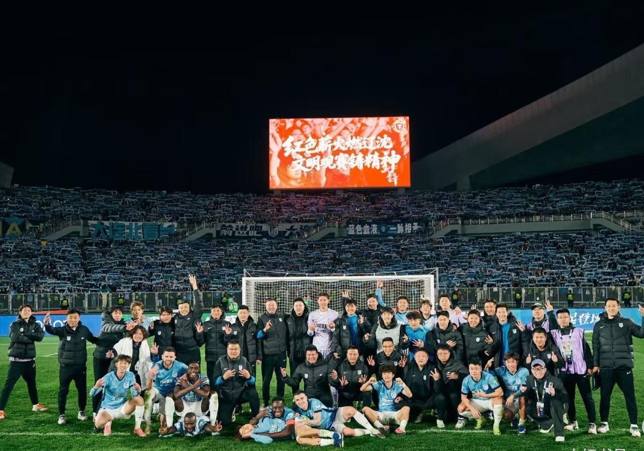 大连英博辽宁铁人0比1大连英博中超联赛 辽宁的天空是蓝色的💙！！大家晚安！！！