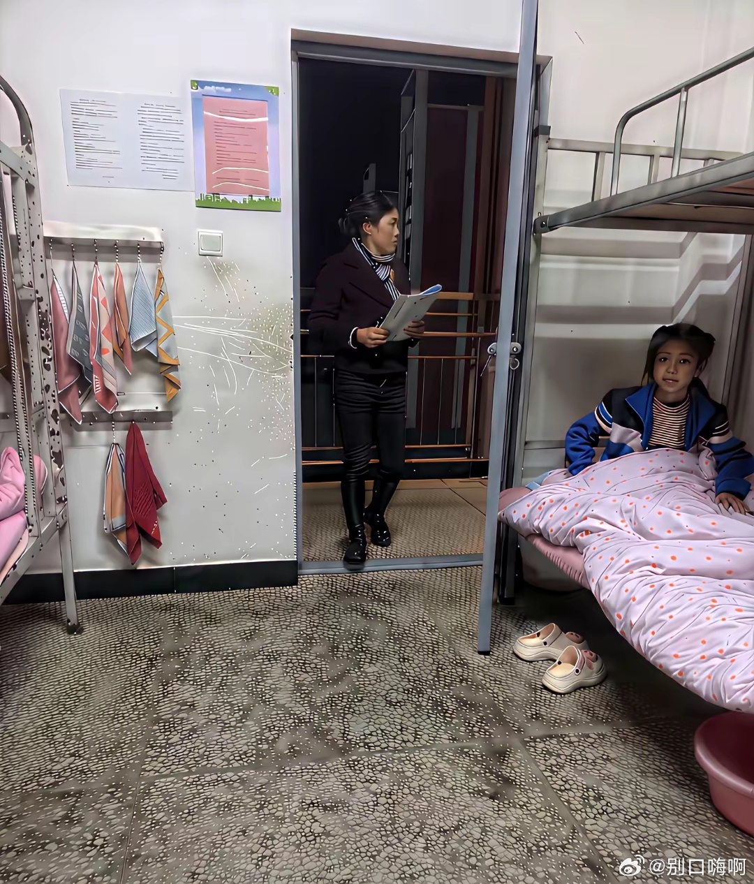 你愿意让这么小的小孩就住校吗？