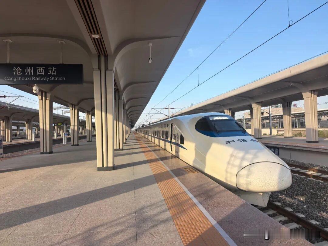 10月26日一早，D55602次列车从沧州西站缓缓开出。没有售票、没有旅客，但这