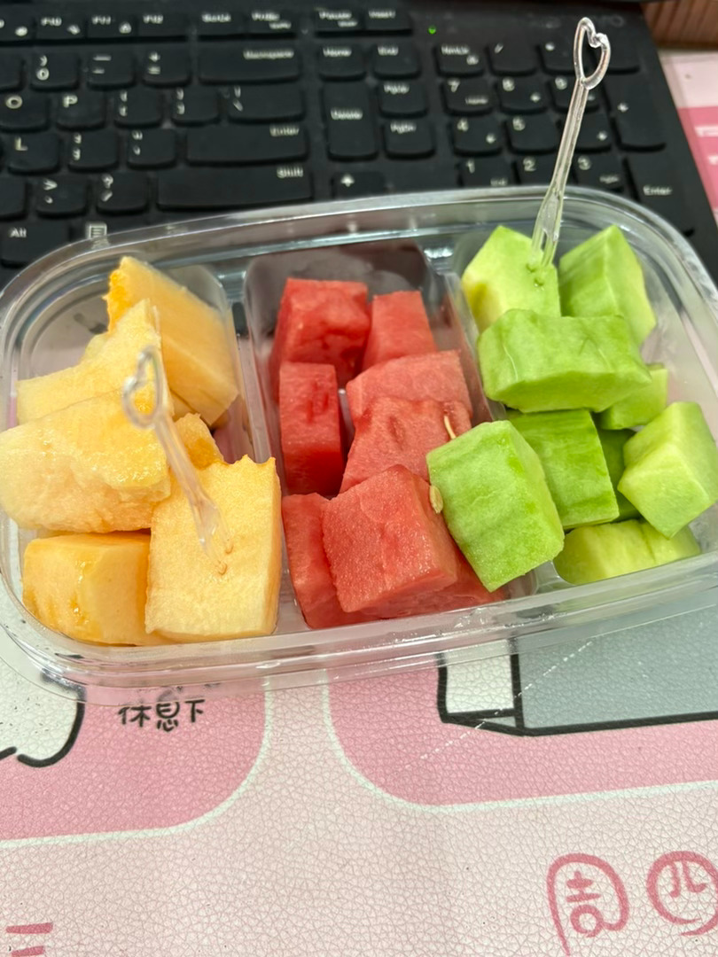 佳佳的投喂下午就在吃水果捏～ 