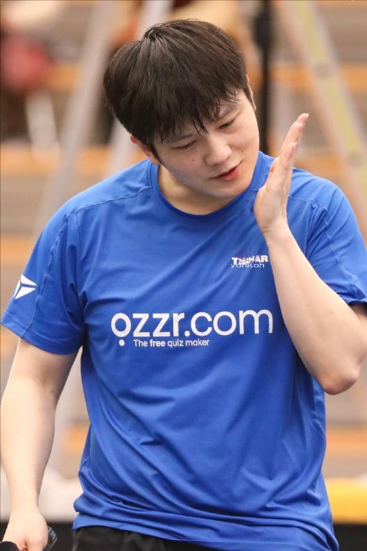 笑不活了！樊振东3-0横扫，自己气到拍脸，国乒小熊又贡献名场面，对手全程沉迷合影