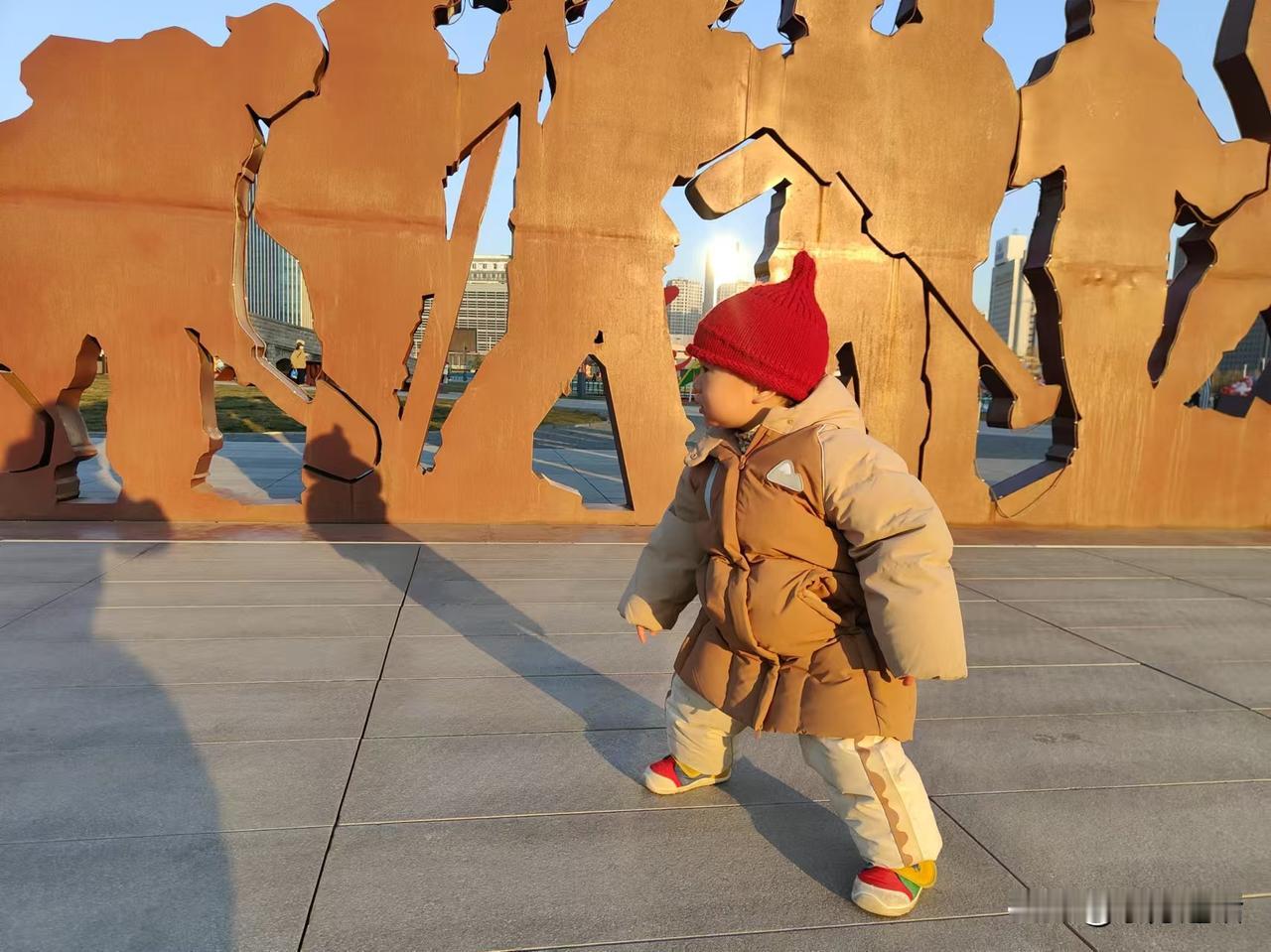 梁东方
有一句话是：回家抱孙子去吧。它可以是中性的，也可以是语带讥讽乃至自嘲的，