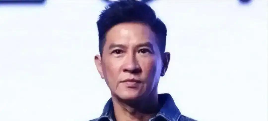 张家辉接受采访聊起当年拍《沉默的证人》，说第一次见杨紫，小姑娘张口就是“我现在内