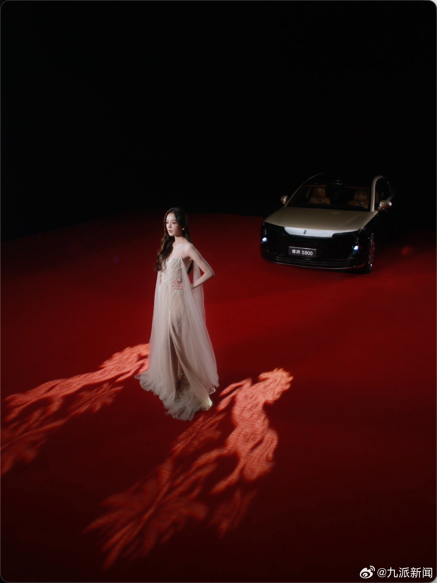 微博之夜期间，体验尊界S800后排小桌板化妆镜前轻扫粉黛，并打造当晚名场面#娜扎