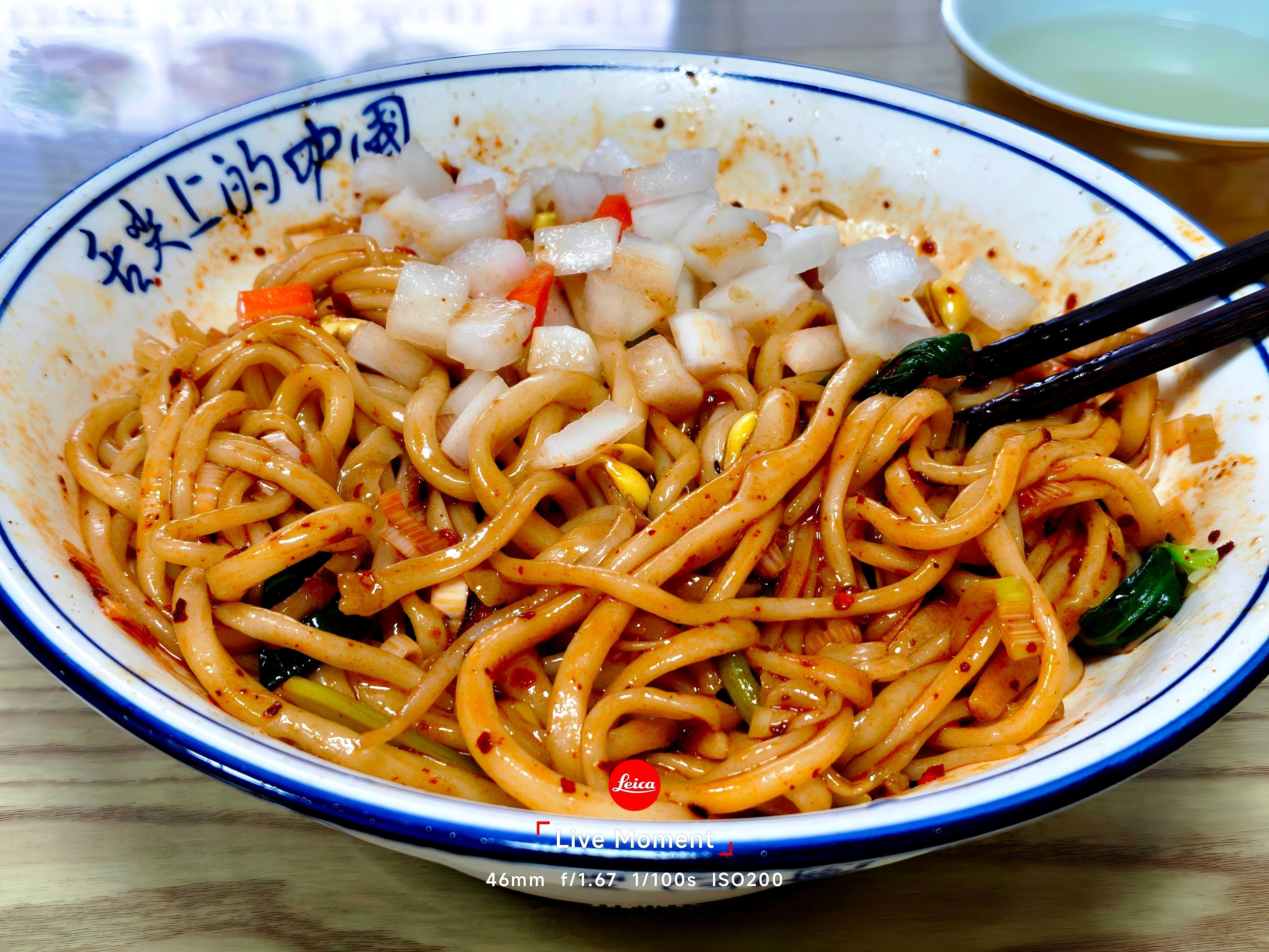 油泼面，咥一口，香的发抖！ 