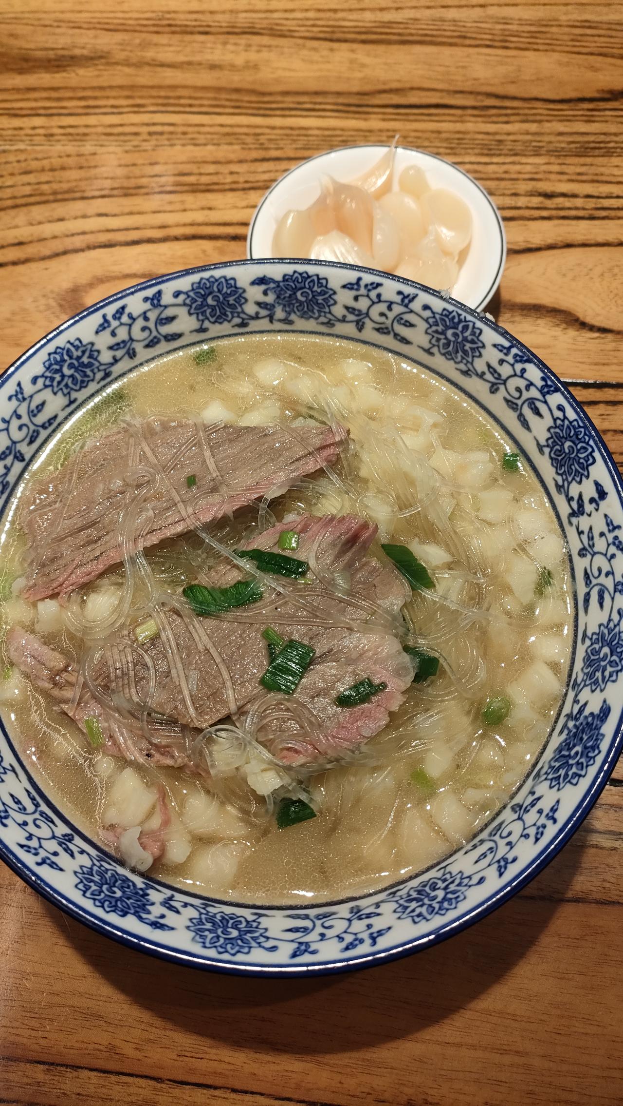 今天的天感觉不到是小雨还是下雪，只能地面上判断是下了，这种阴冷的天气，来一碗牛肉