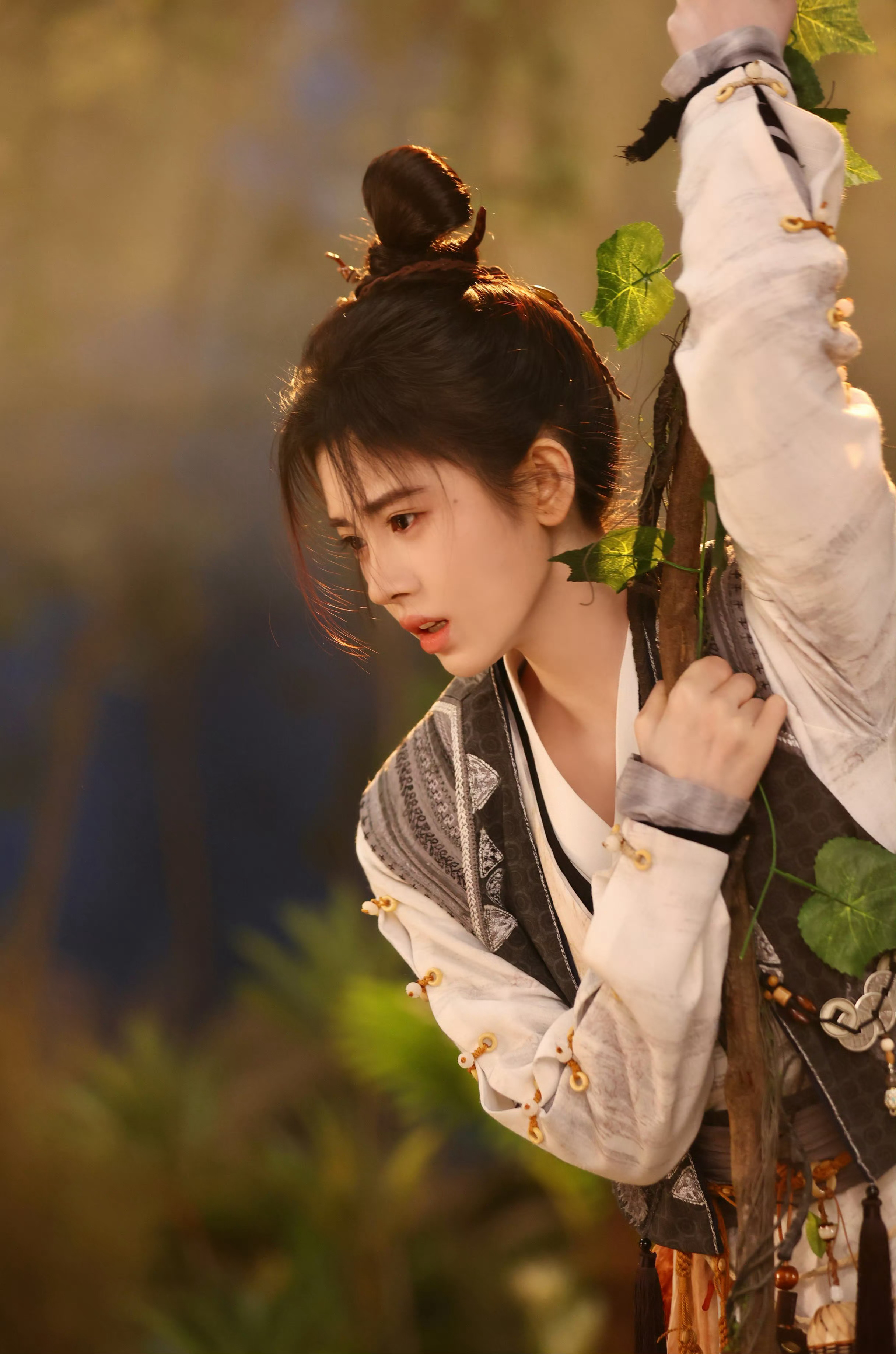 鞠婧祎千香 jjy鞠婧祎姜黎非 远山浸在薄雾里，残灯摇曳，一纸相思揉碎在微凉晚风