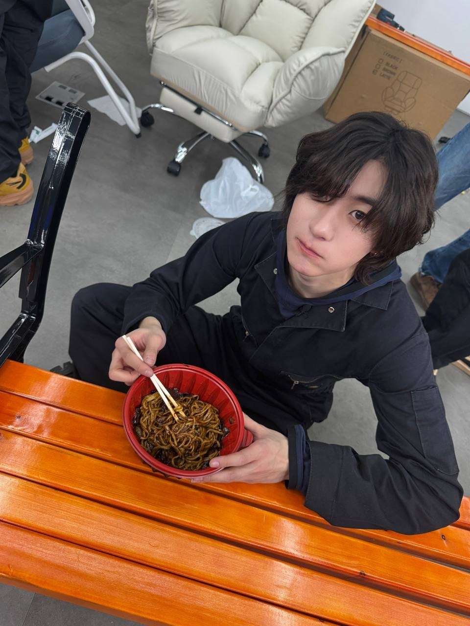 想把筷子伸进李灿荣碗里🥢 ​​​