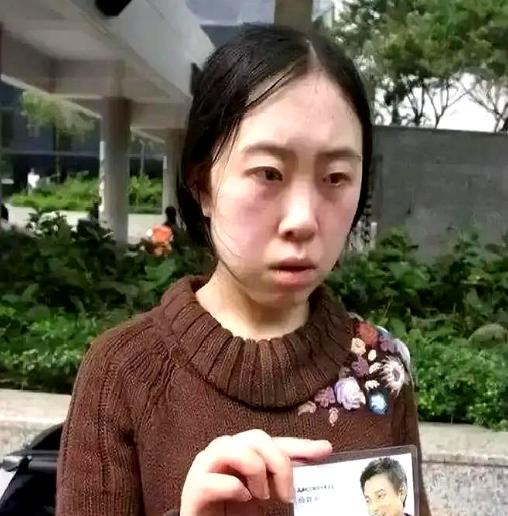 兰州一家不起眼的超市里，那个弯腰理货的大姐月薪刚过两千，要不是媒体再去采访，谁敢