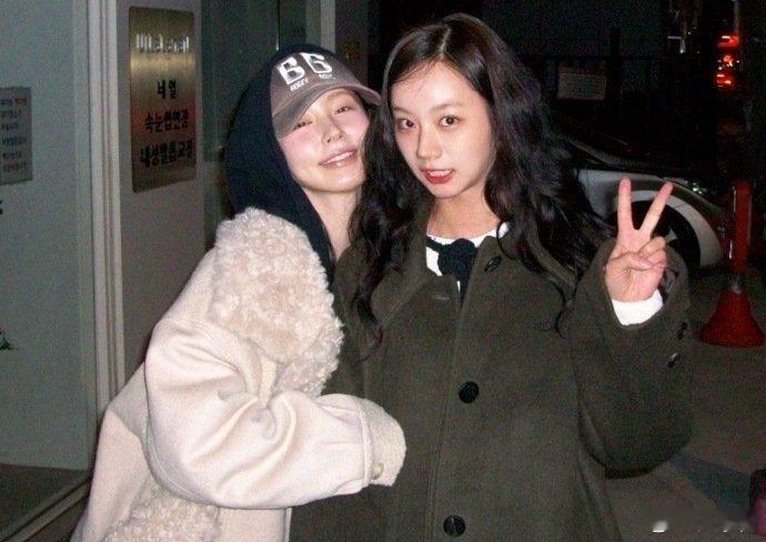 李惠利赵美延连续三年一起过圣诞 圣诞仪式感拉满！赵美延晒出与李惠利的温馨合影，这