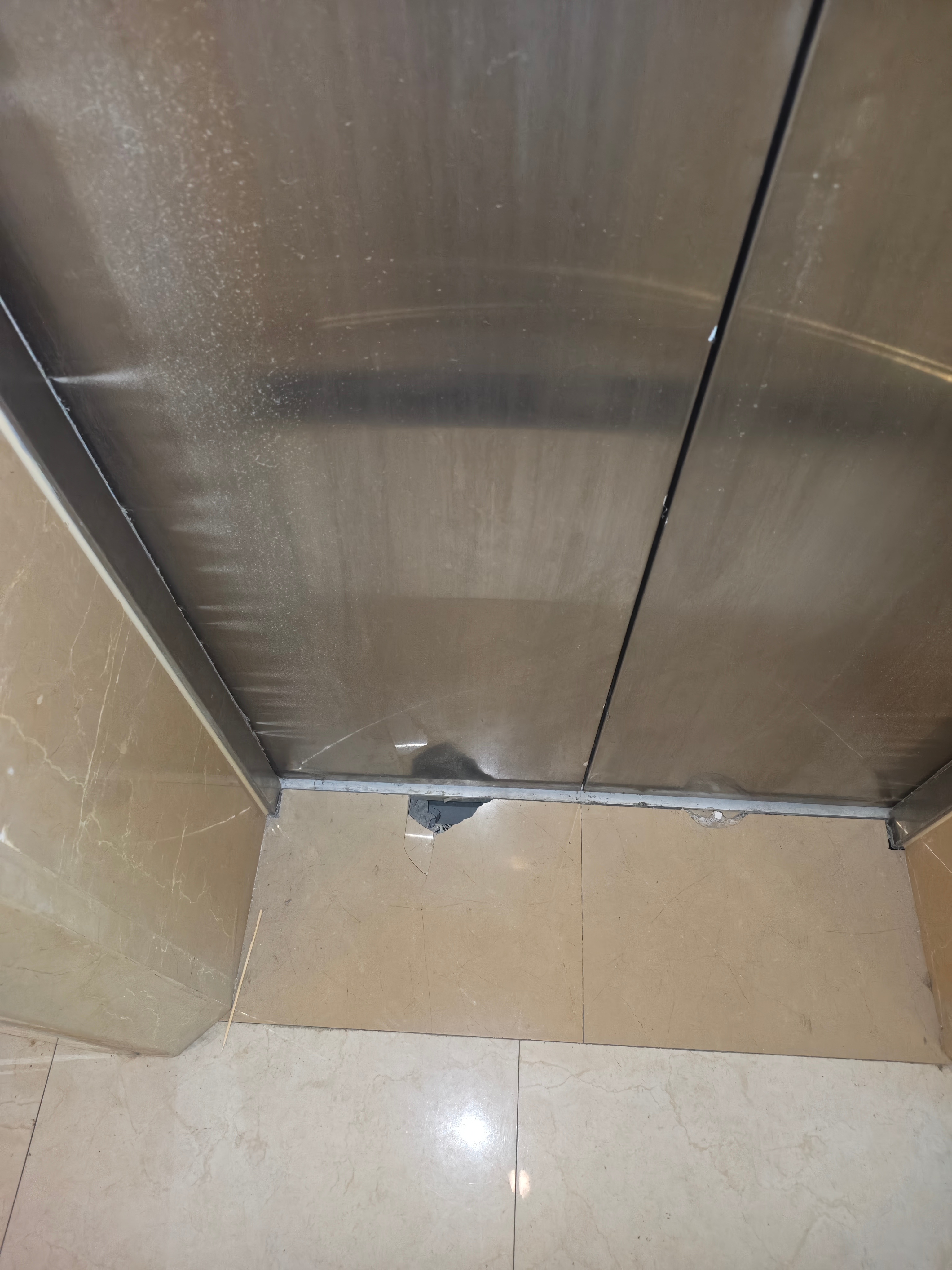 这电梯门口坏了个洞，都能看到里面的电梯井了，吓人啊