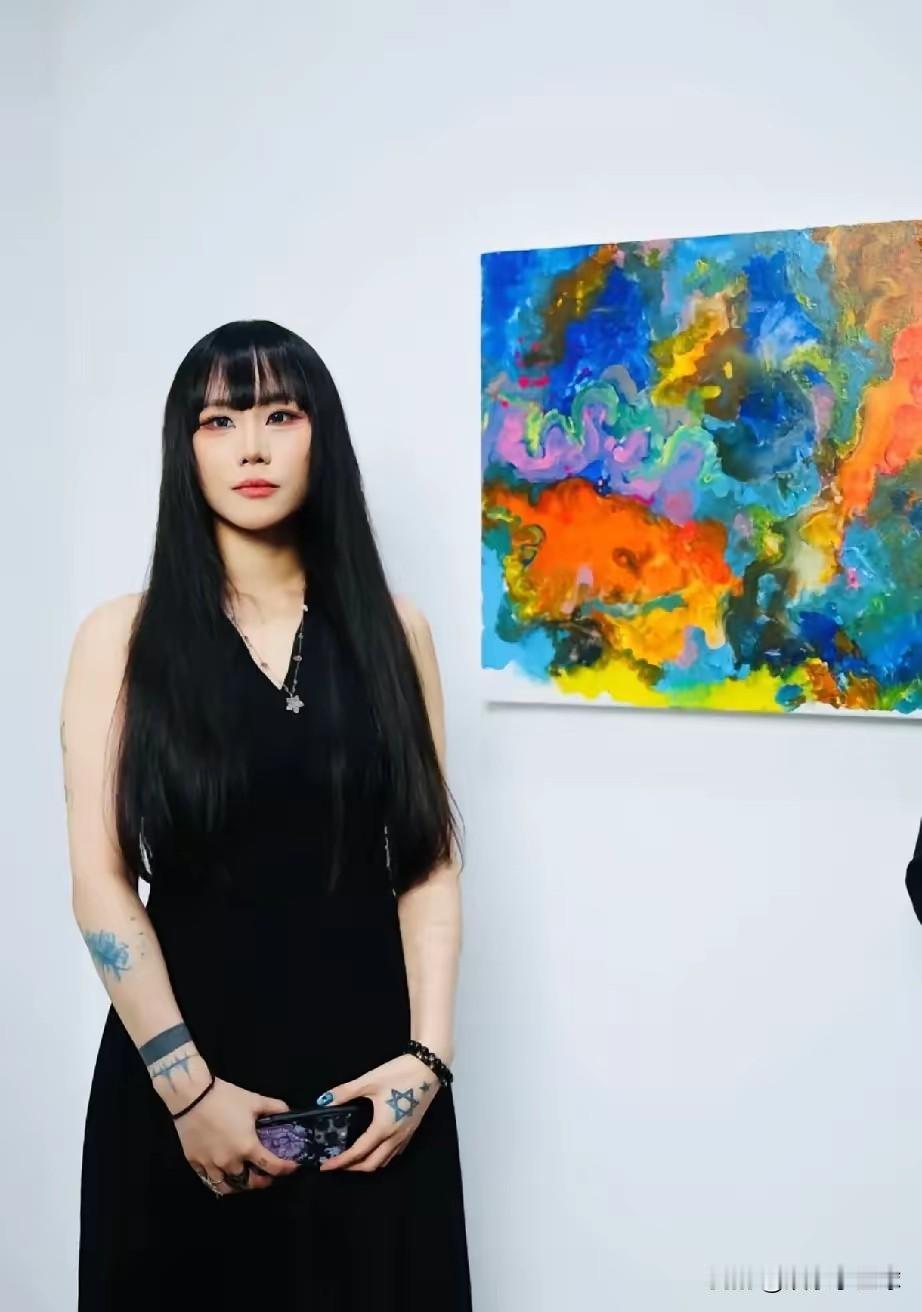 窦唯的女儿办画展，家人没有缺席，母亲高原晒出现场照片，配文圆满、感恩，姥爷高飞也