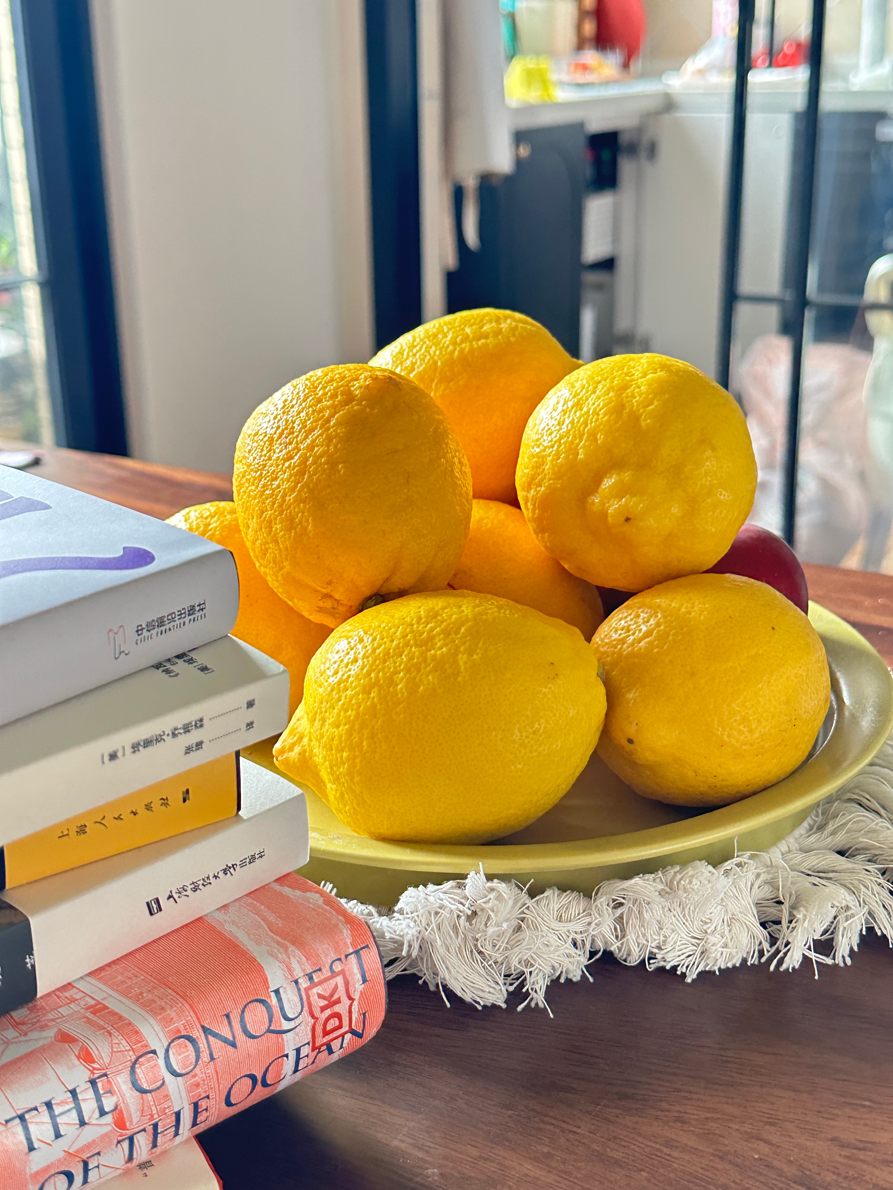 新买的柠檬🍋太绝了～颜色像假的一样～每次买到好看的柠檬就感觉瞬间转移到托斯卡纳