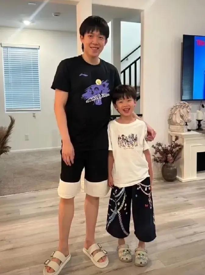 王楚欣合影的这位小孩是谁家的，非常有气质