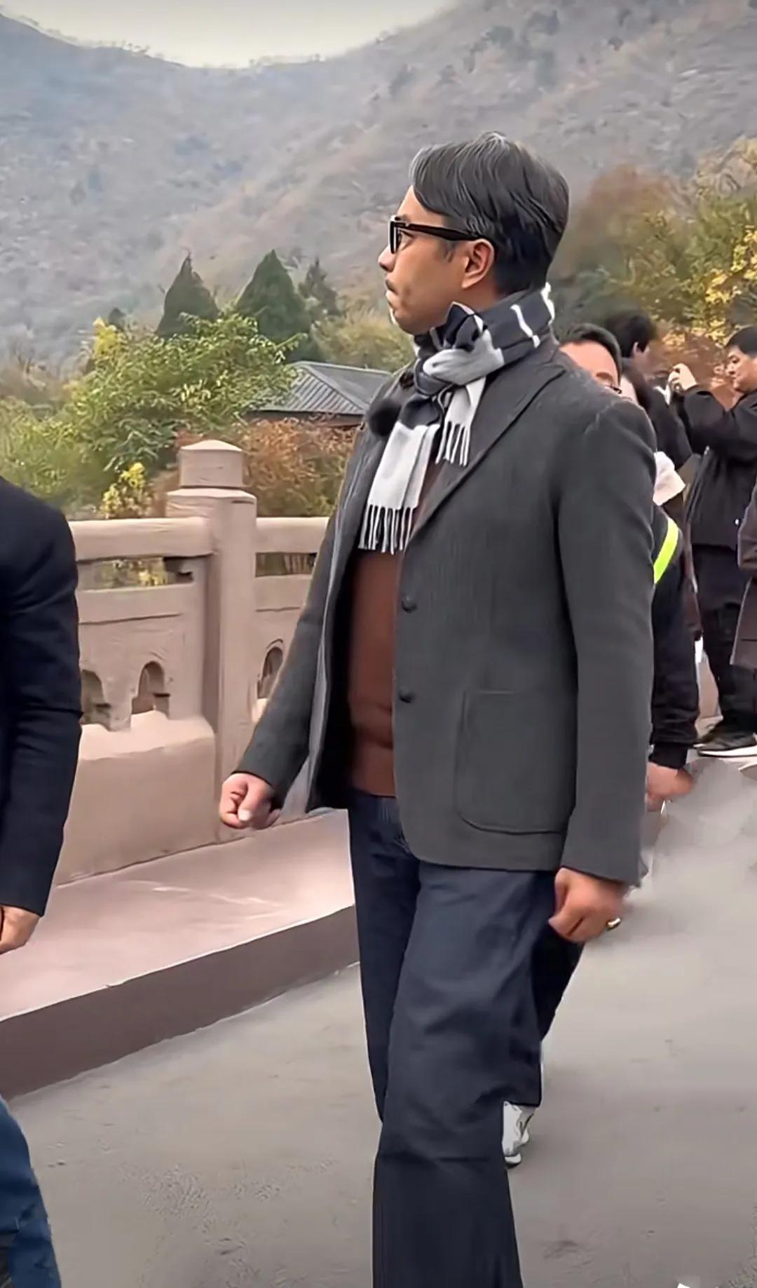 著名主持人汪涵变得大腹便便，苍老了许多，也许是这发型不适合他，还是觉得平头发型对