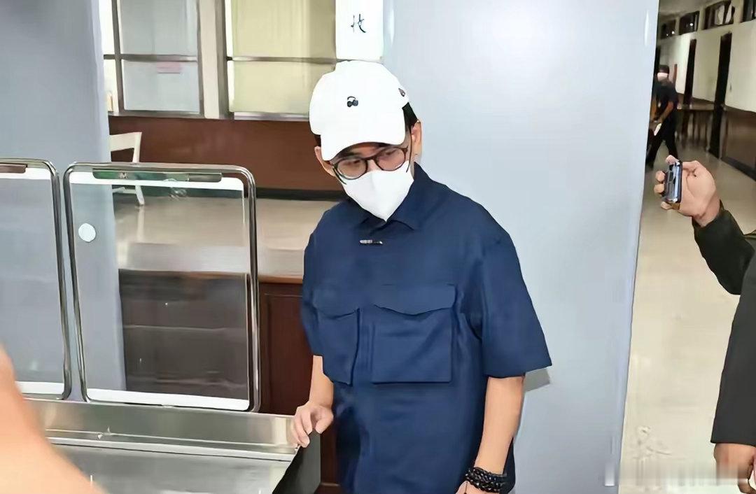 黄子佼硬盘里存了两千多部未成年不雅片，一审判8个月，二审他认错赔钱，跟37个受害